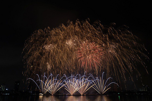 Bầu trời Đà Nẵng rực sáng bằng màn pháo hoa kể chuyện văn hóa, lịch sử Việt Nam